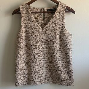 Banana Republic Sleeveless Blouse Women’s S Beige Black Print V-Neck Work Top